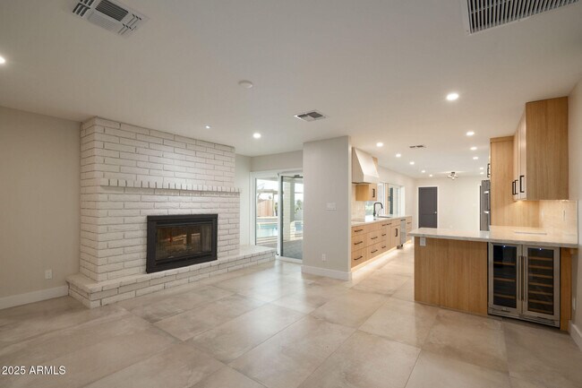 Building Photo - 2439 E Lincoln Cir