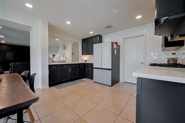 Building Photo - 15214 Mission Forest Dr