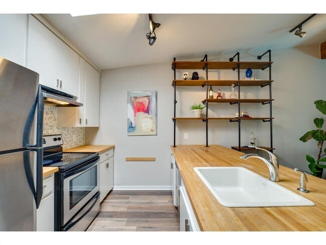 Building Photo - 2308 Enfield Rd