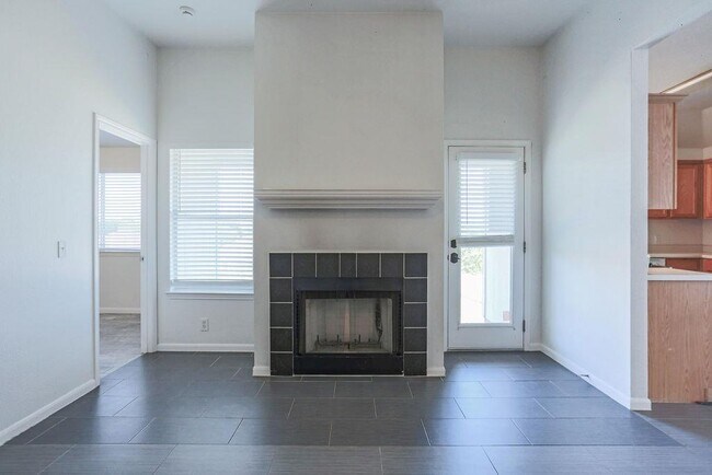 Building Photo - 215 Estate Dr