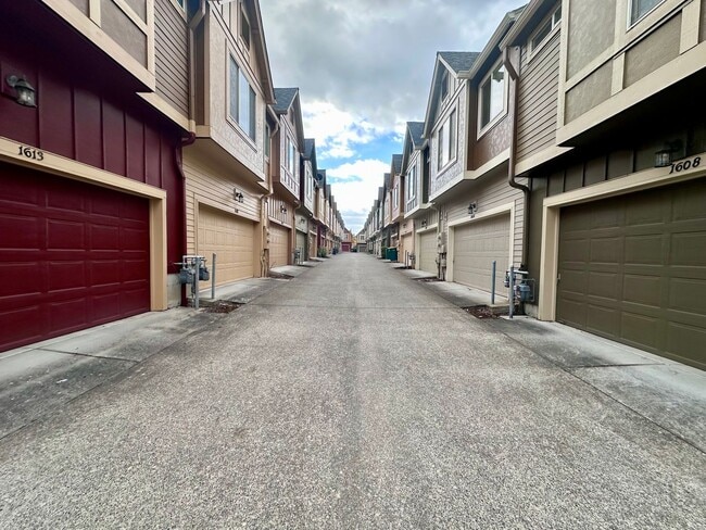 Building Photo - Modern Comfort Meets Convenience in Beaver...