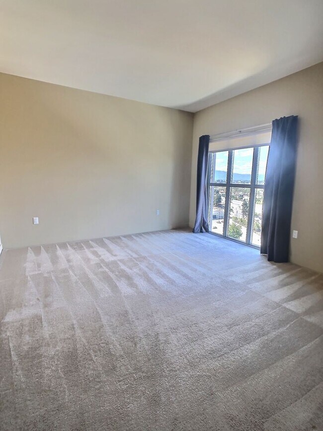 Building Photo - Fantastic 2 Bed/2Bath Penthouse with Panor...