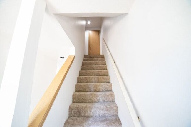 Building Photo - Townhome with Fresh Updates!!