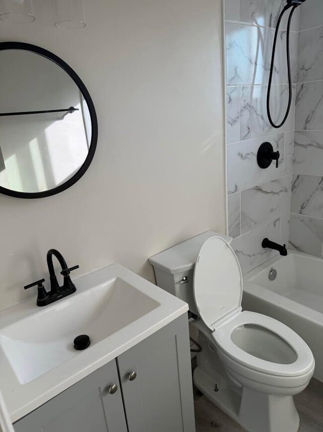 Building Photo - 2122 E 11th St