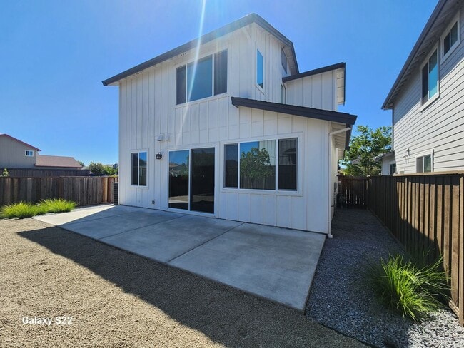 Building Photo - Beautiful two story home in the great neig...