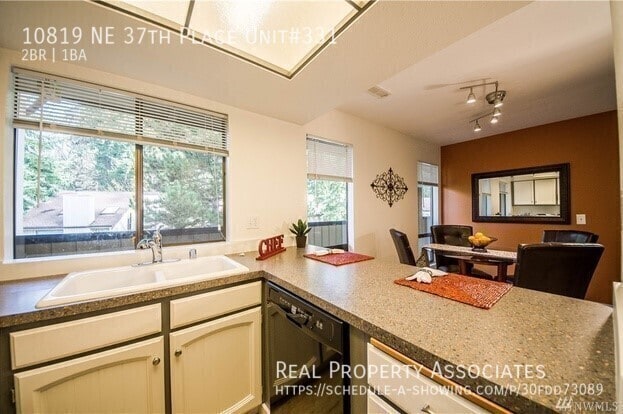 Building Photo - 10819 NE 37th Pl