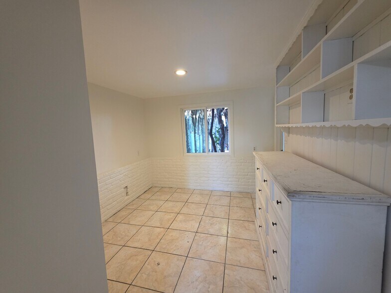 Building Photo - 1318 W 119th St