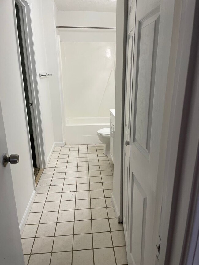 Building Photo - Modern 2-Bed, 1-Bath Oasis with Central Ai...
