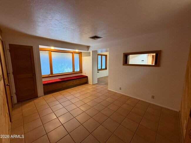 Building Photo - 2114 S La Rosa Dr