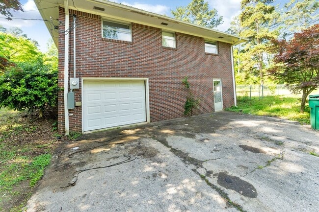 Building Photo - 1900+ Sq Ft of Comfort: Updated 3BR/2BA wi...