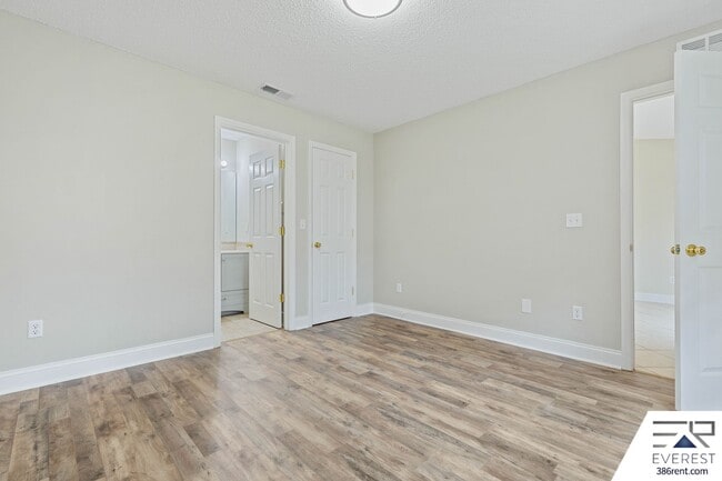 Building Photo - LIKE NEW 3/2/2 IN THE HEART OF PALM COAST