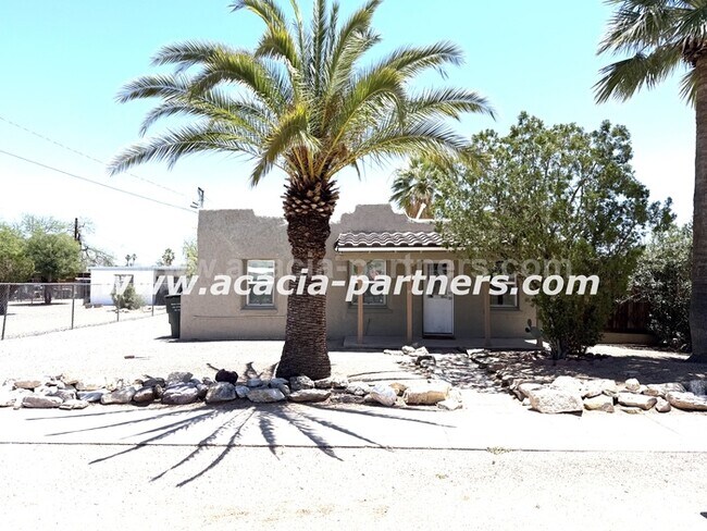 Building Photo - 2 Bedroom home on a large lot