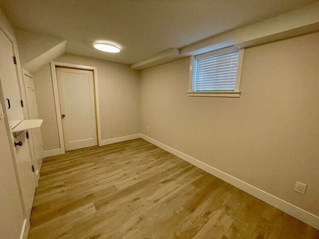 Building Photo - 7605 Sunset Cir W