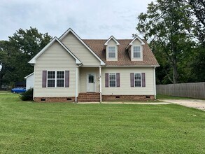Building Photo - Darlin' home waiting for you!