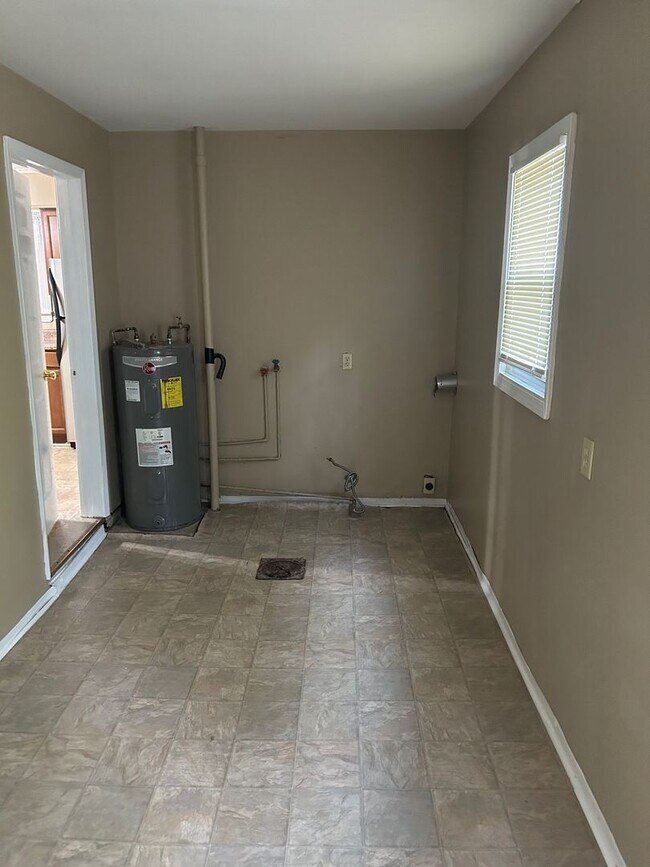 Building Photo - Updated 2 Bedroom 1 Bath Convenient Shively location