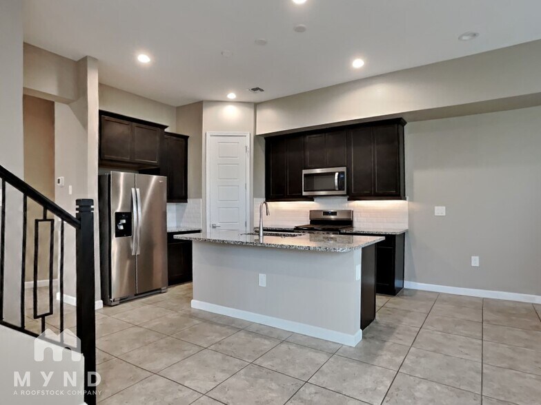 Building Photo - 4839 E Village Dr