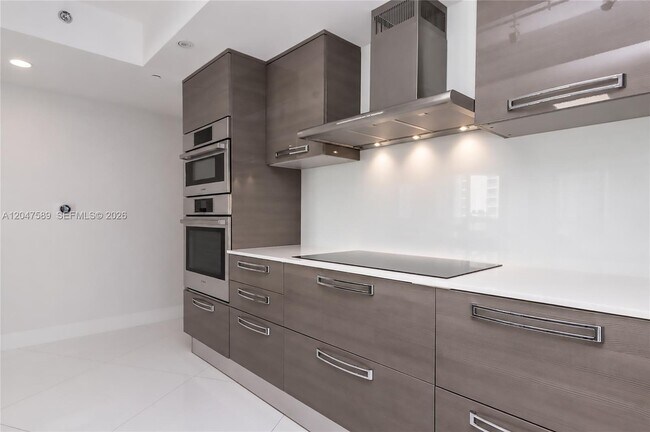 Building Photo - 17201 Collins Ave