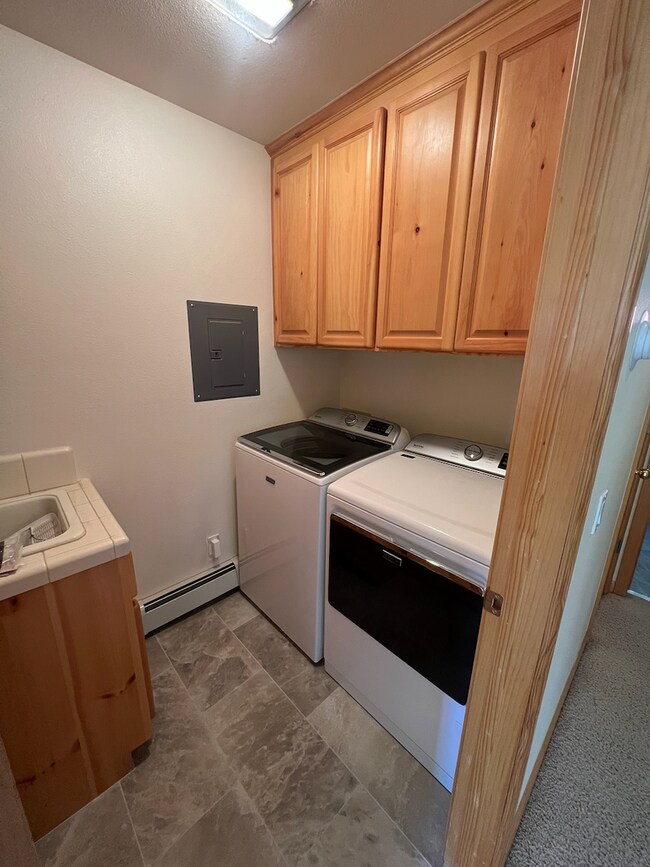 Building Photo - Low Elevation Home Steps From Championship Golf Course