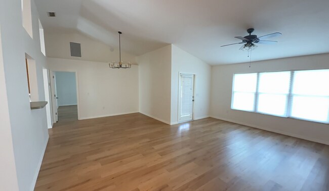 Building Photo - Spacious 3/2 in Eagle Point