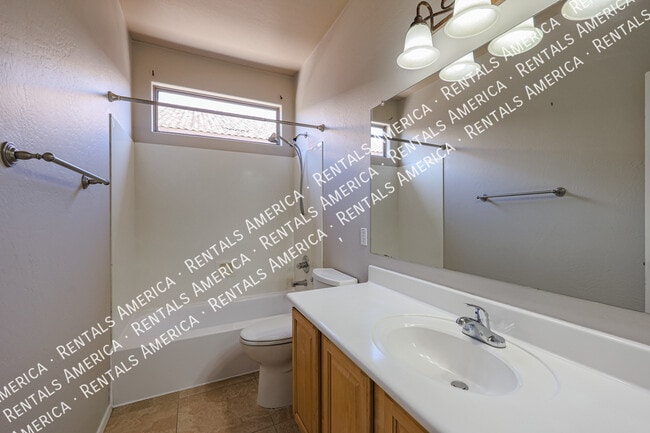 Building Photo - *$500 off the 1st full month's rent with a...