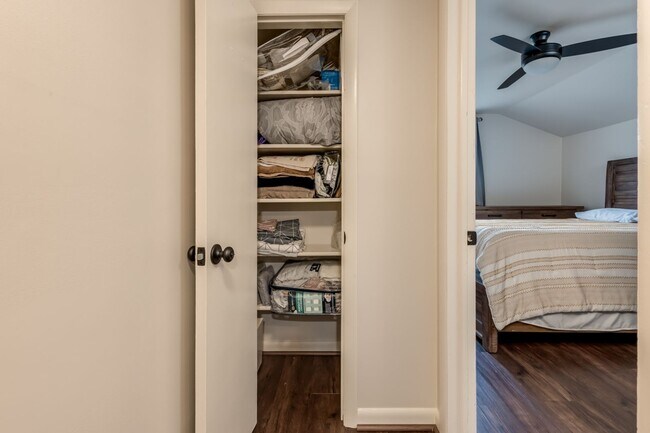 Building Photo - Well established neighborhood in prime loc...