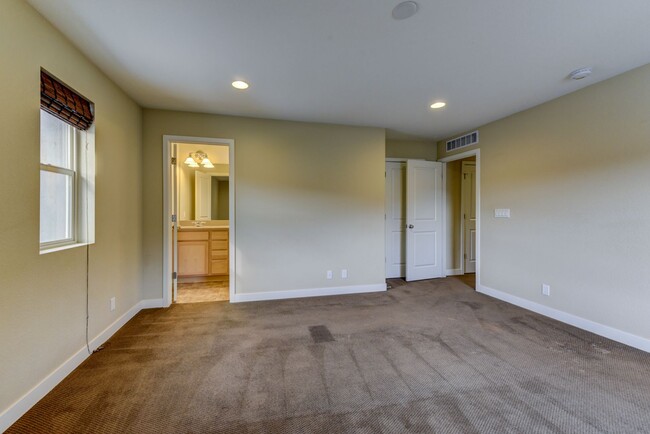 Building Photo - Beautiful 3 bed Uptown Broomfield Townhome...