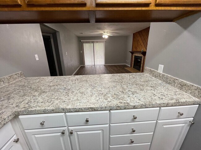 Building Photo - 2BED/2BATH DOWNSTAIRS NEAR GOV SQ