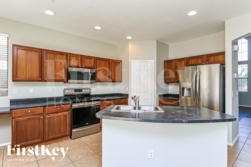 Building Photo - 725 W Desert Basin Dr