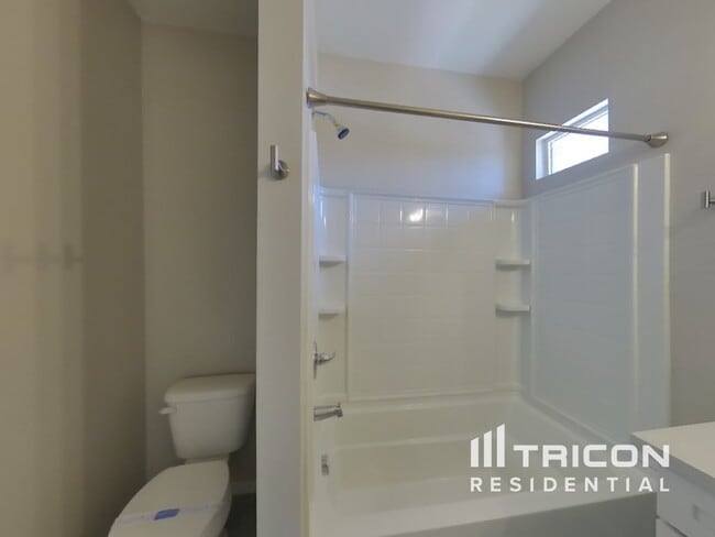 Building Photo - 4548 E Grandview St