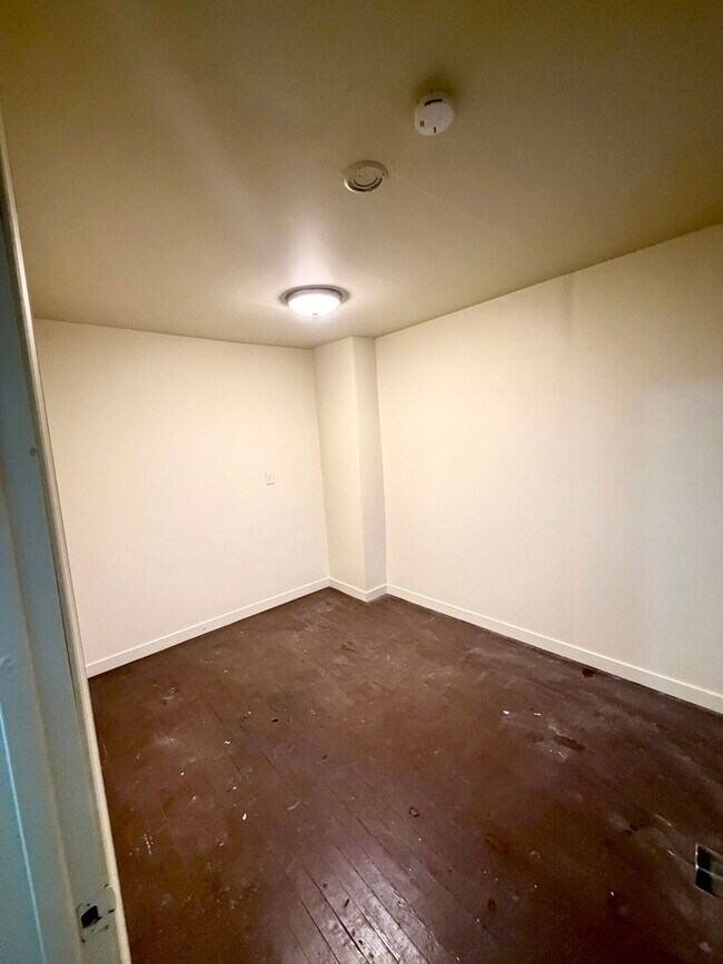 Building Photo - 631 E Madison St