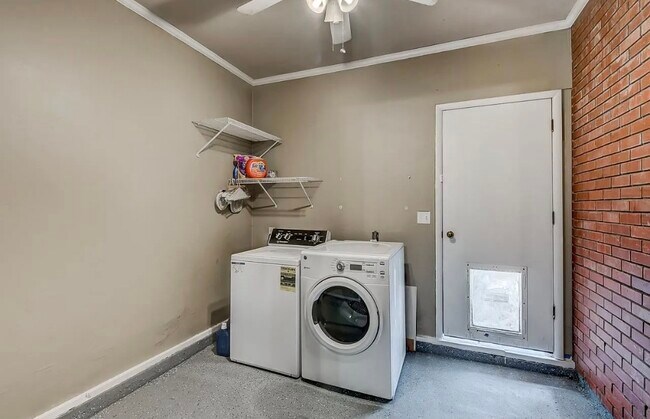 Building Photo - 1001 N Skyline St