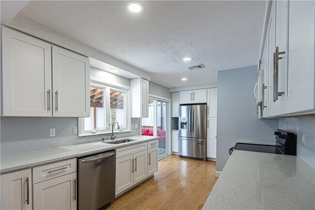 Building Photo - 25 Weeks St