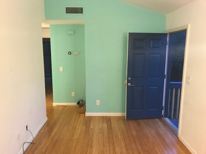 Building Photo - 512 Lewis Ln
