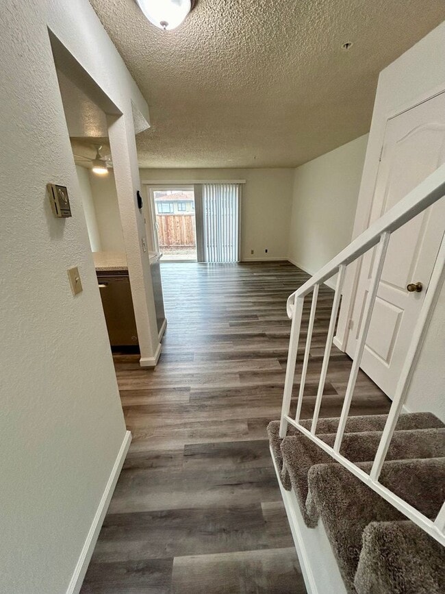 Building Photo - Redwood Glen Townhouse!  Totally remodeled!