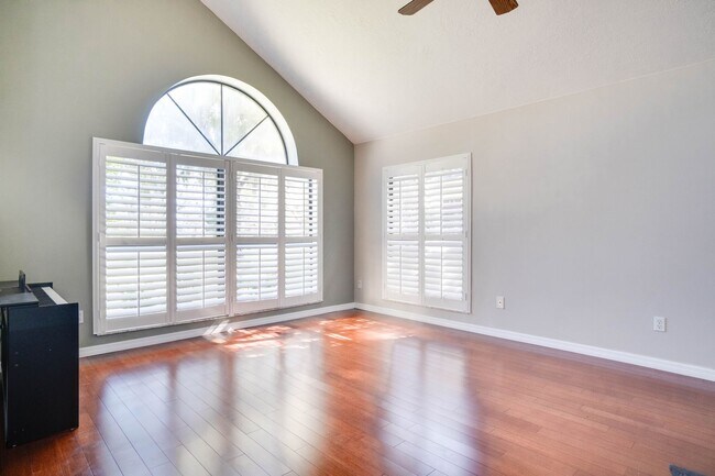 Building Photo - FOR RENT!!! STUNNING AND SPACIOUS SINGLE FAMILY HOME WITH LAKE VIEW...