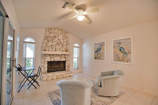 Building Photo - Seasonal Short-Term 3 Bedroom 3 Bathroom Home in The Patio Homes of Chestnut Creek!