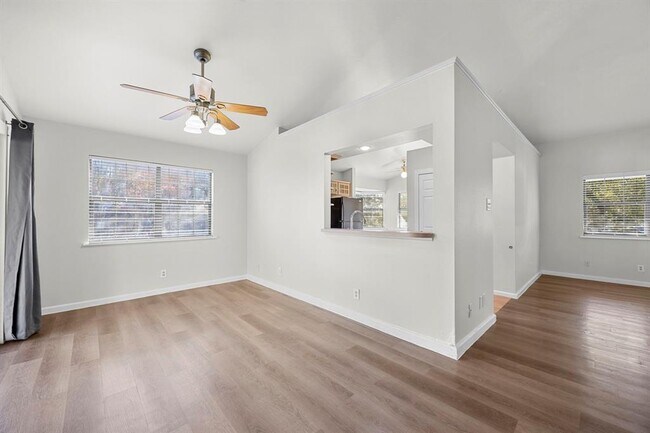 Building Photo - 208 S Cougar Ave