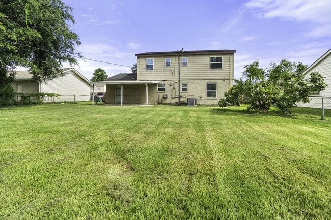 Building Photo - 421 Holy Cross Pl