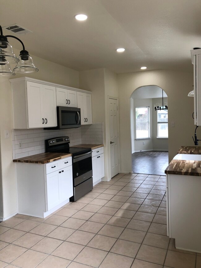 Building Photo - 10017 Barton Creek Dr