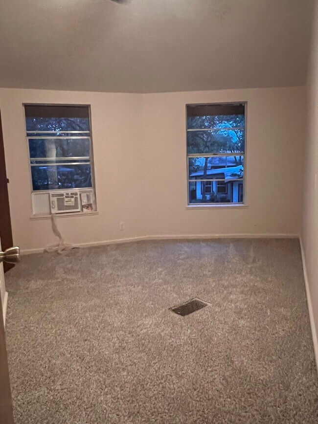 Building Photo - 302 Dallas St