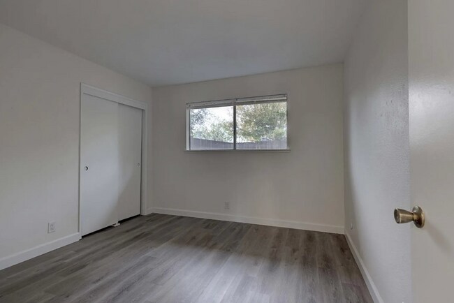 Building Photo - Renovated duplex off Hazel!