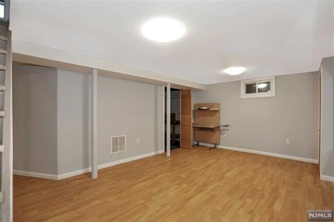 Building Photo - 240 Knickerbocker Rd