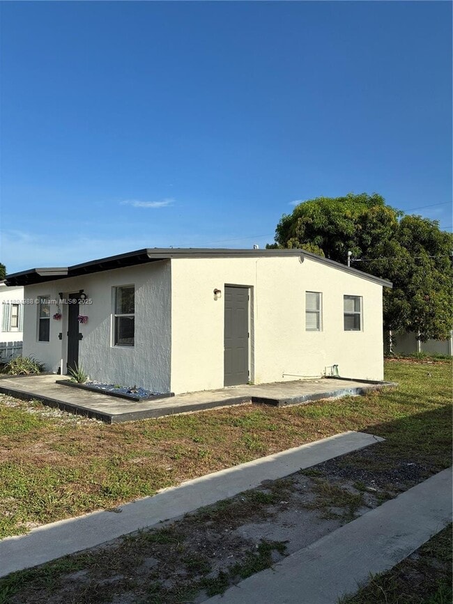 Building Photo - 550 NW 15th Ct