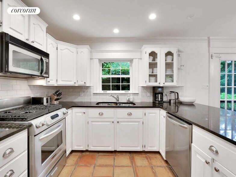 Building Photo - 97 Wainscott NW Rd
