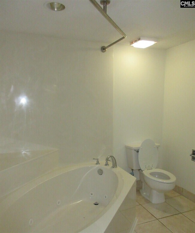 Building Photo - 1600 Park Cir