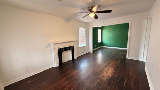 Building Photo - 3 BR Home  1 bathroom.