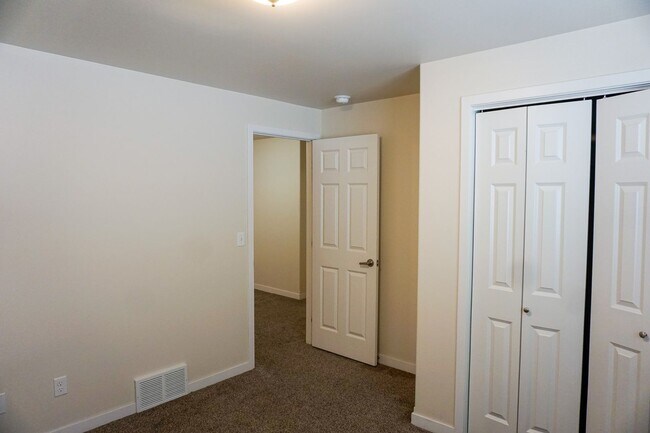 Building Photo - 3 Bed 2 Bath Twin Home