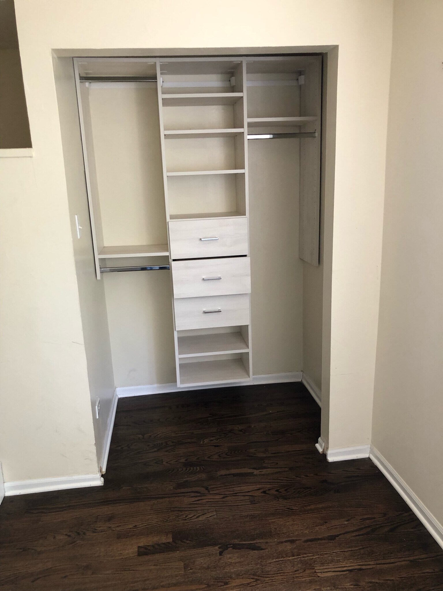 built in closets - 1415 W Devon Ave