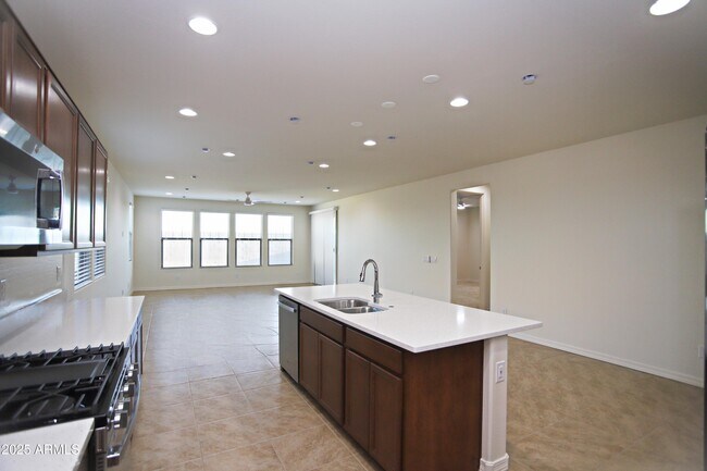 Building Photo - 879 W Finch Dr