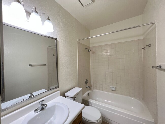 Building Photo - Sierra Oeste